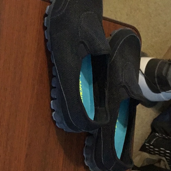 Sketchers Memory Foam Ladies 6 1/2 size. Black color - Picture 3 of 4